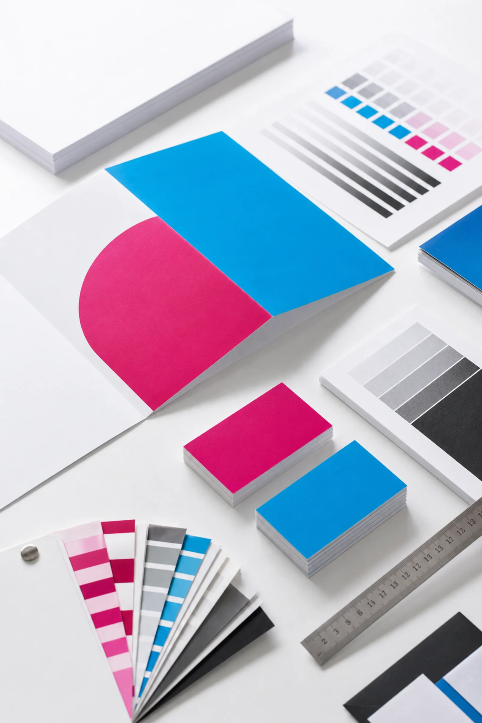 Printprodukte in den Hintze Markenfarben Cyan und Magenta